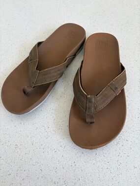 Reef Men’s Brown Leather-Style Flip Flops
